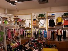 要買優(yōu)惠的童裝展柜就到福州泉頭家具，福州童裝展柜哪家好